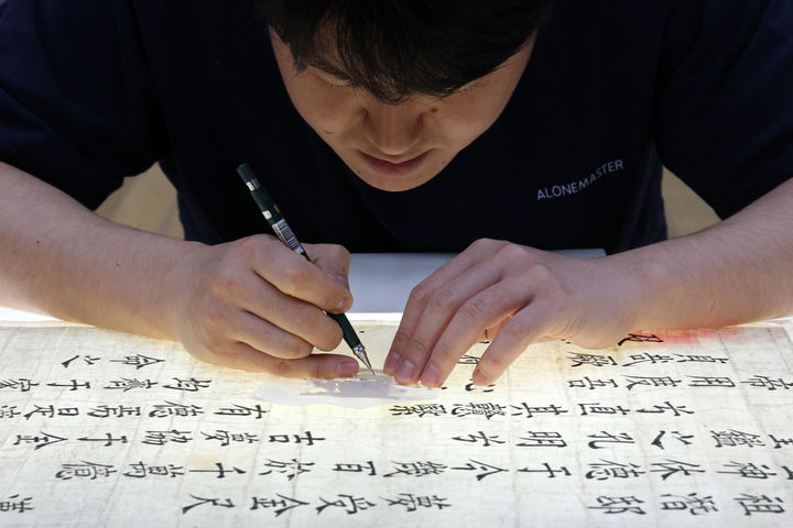 [서울=뉴시스] 박진희 기자 = 2024년 11월 01일. '몽금척 족자' 결손부 메움 작업. 2025.03.16. pak7130@newsis.com *재판매 및 DB 금지