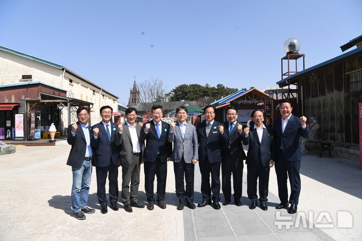 [완주=뉴시스] 김완섭 환경부 장관(가운데)이 14일 완주군을 방문해 안호영 환경노동위원장과 유희태 완주군수 등과 수질사고 안전관리 현황을 점검한 후 기념촬영을 하고 있다. (사진=완주군 제공) 2025.03.14. photo@newsis.com  *재판매 및 DB 금지