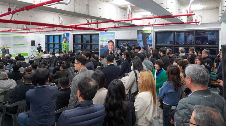 [거제=뉴시스] 신정철 기자= 무소속 김두호 거제시장 후보는 지난 13일 오후 각계 시민 2000여 명이 참석한 가운데 선거사무소 개소식을 가졌다.사진은 개소식에 참석한 김 후보 지지자들 모습.(사진=김두호후보선대본 제공).2025.03.14. photo@newsis.com *재판매 및 DB 금지