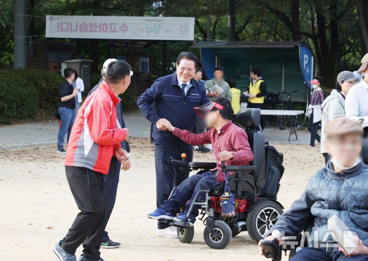 [안양=뉴시스] 지난해 열린 '제4회 안양사랑 장애인 힐링 걷기대회'에 참석한 최대호 시장이 장애인들을 살피고 있다. (사진=안양시 제공).2025.03.14.photo@newsis.com
