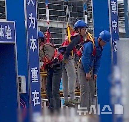 중국의 건설현장에서 작업 중 안전벨트를 착용하지 않았다는 이유로 근로자들을 로프에 매달아서 처벌한 영상이 찍혀 파문이 일었다. 출처 : @baidu *재판매 및 DB 금지