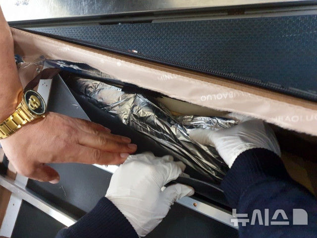 [제주=뉴시스] 제주세관 등이 지난해 11월15일 제주국제공항에서 외국인 마약 밀수 사범이 여행용 가방 안에 숨긴 필로폰을 적발하고 있다. (사진=제주지방검찰청 제공) 2025.03.14. photo@newsis.com 