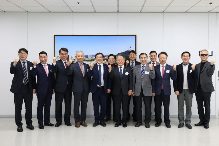 [서울=뉴시스] (왼쪽 네번째부터) 김병관 한미안보연구회장, 백승주 전쟁기념사업회장, 최윤희 W-아카데미원장 등 W-아카데미 석좌·특임교수와 사업회 임원들이 기념사진을 찍고 있다. (사진=전쟁기념사업회 제공) 2025.03.14. photo@newsis.com *재판매 및 DB 금지