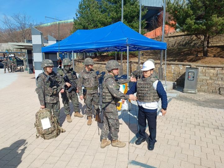 [대구=뉴시스] 한국철도공사(코레일) 대구본부 영덕역은 민·관·군·경·소방 합동 대테러 훈련을 했다. (사진=코레일 대구본부 제공) 2025.03.14. photo@newsis.com *재판매 및 DB 금지