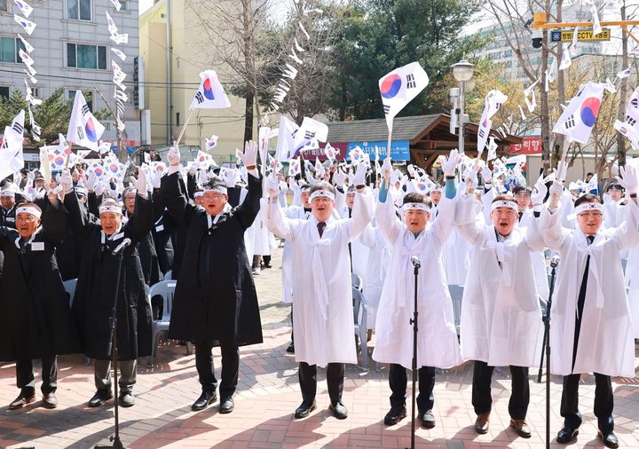 [대전=뉴시스] 정용래(오른쪽 세번째) 대전 유성구청장과 주민 등이 14일 유성장터 만세운동 기념식에서 만세삼창을 하고 있다. (사진=유성구 제공) 2025.03.14. photo@newsis.com *재판매 및 DB 금지