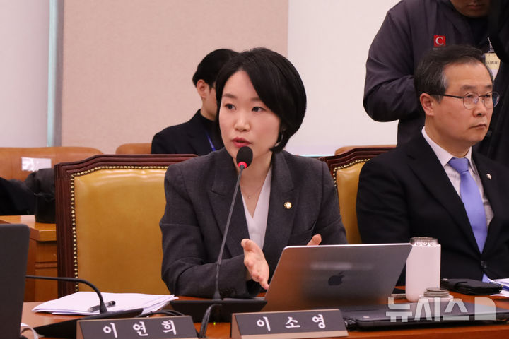 [의왕·과천=뉴시스] 이소영 의원이 피해주택 매입 요청 여부 관계없이 피해자에 공공임대주택 지원을 위한 법 개정(안)을 발의하고 있다. (사진=이소영 의원 사무실).2025.03.14. photo@newsis.com *재판매 및 DB 금지