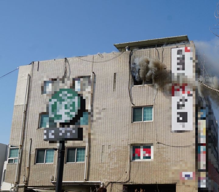 [대구=뉴시스] 14일 오전 10시22분께 대구 동구 신천동의 한 5층짜리 상가 건물 내 4층 사무실에서 불이 났다. (사진=대구동부소방서 제공) 2025.03.14. photo@newsis.com *재판매 및 DB 금지
