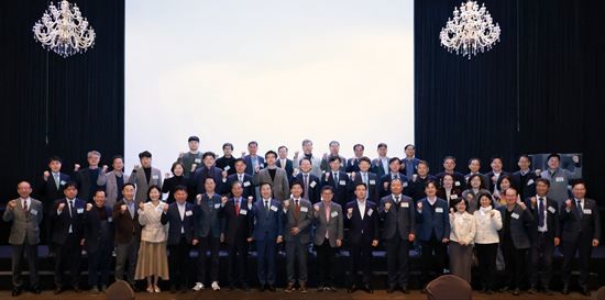 [대전=뉴시스]대전시는 14일 호텔ICC에서 민선 8기 대전시 정책자문단 위원, 대전충남 행정통합 민관협의체 위원, 대전시 실·국장 등 100여 명이 참석한 가운데 정책자문단 전체 회의를 열었다. (사진=대전시 제공) 2025. 03. 14 photo@newsis.com *재판매 및 DB 금지