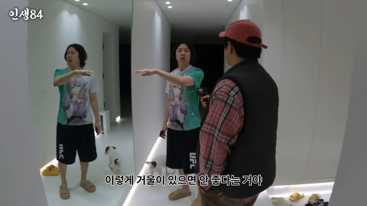 2세대 보이그룹 '슈퍼주니어' 출신 김희철(42)이 자신의 집 현관에 거울을 단 '황당한 이유'를 소개했다. (사진=기안84 유튜브 캡처) *재판매 및 DB 금지