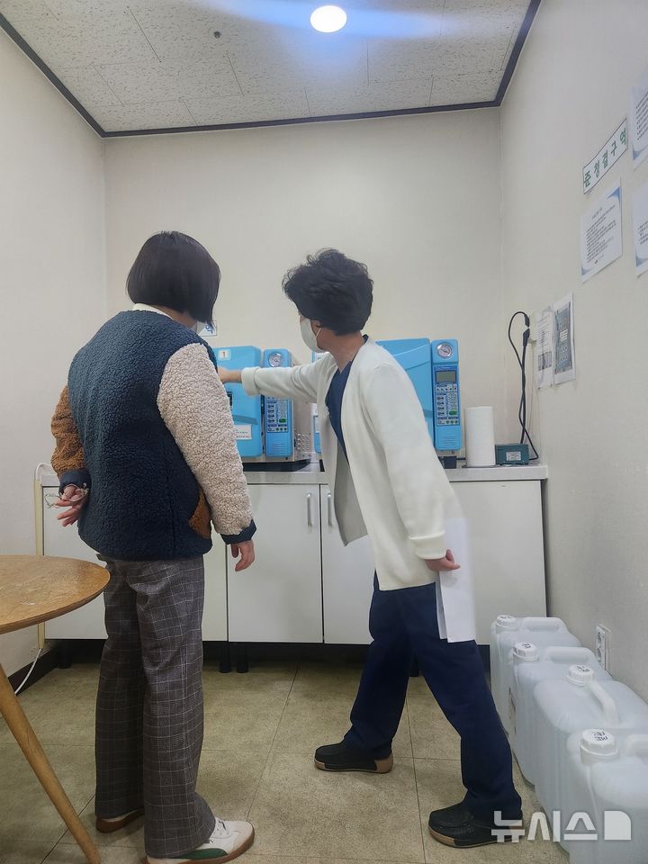 [안양=뉴시스] 안양시 만안구 보건소가 병원 내 감염을 막기 위해 관내 요양병원을 방문해 감염관리실과 소독기 상태 등을 집중적으로 점검하고 있다. (사진=안양시 제공). 2025.03.14 photo@newsis.com