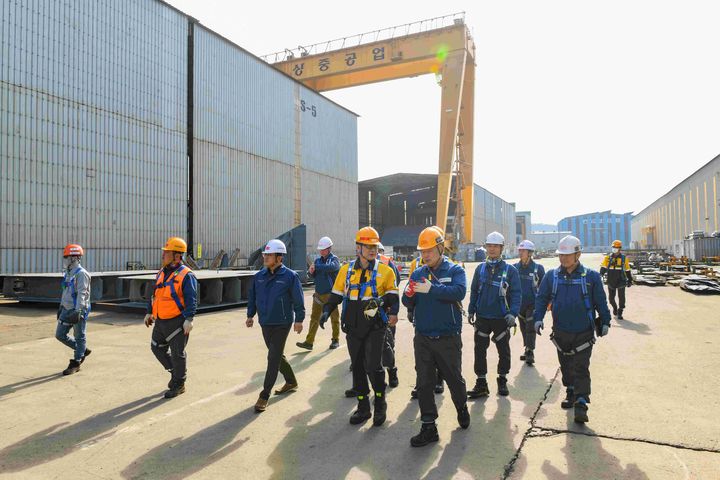 [울산=뉴시스] 구미현 기자 = HD현대중공업은 14일 전남 영암군 대불국가산업단지에 위치한 대상중공업을 방문해 기술 지원 및 안전 지도 활동을 펼쳤다. (HD현대중공업 제공) photo@newsis.com *재판매 및 DB 금지