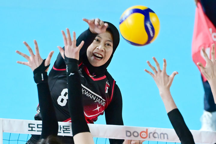 [서울=뉴시스] 프로배구 정관장 메가가 14일 대전충무체육관에서 열린 도드람 2024~2025 V-리그 여자부 페퍼저축은행과의 경기에서 공격을 시도하고 있다. (사진=KOVO 제공) 2025.03.14. *재판매 및 DB 금지