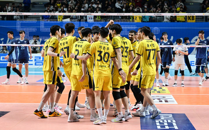 [서울=뉴시스] 프로배구 KB손해보험 선수들이 14일 서울장충체육관에서 열린 도드람 2024~2025 V-리그 남자부 우리카드와의 경기에서 득점에 성공한 뒤 환호하고 있다. (사진=KOVO 제공) 2025.03.14. *재판매 및 DB 금지