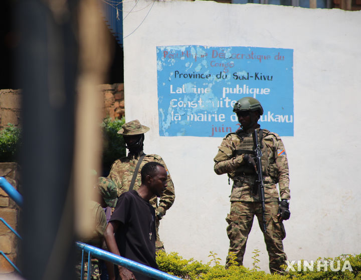 [킨샤사( 콩고민주공화국)=신화/뉴시스]&nbsp; 아프리카 민주콩고(DRC)의 M23 반군이 남 키부주에서 정부군과 전투 끝에 주도 부카부 행정부를 점령하고 경비를 서고 있다.&nbsp; 이들과 정부군의 내전은 12월2일부터 더욱 심해져 어린이 10만명을 포함한 50만명이 넘는 피난민이 발생했다.&nbsp; 2025. 12. 14. 