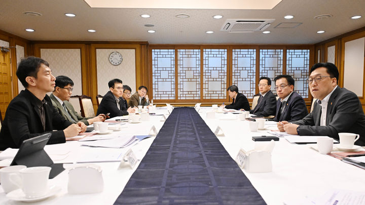 [서울=뉴시스] 최진석 기자 = 최상목 대통령 권한대행 부총리 겸 기획재정부 장관이 14일 서울 종로구 정부서울청사에서 열린 '거시경제·금융현안 간담회(F4 회의)'를 주재하고 있다. (사진=기획재정부 제공) 2025.03.14. photo@newsis.com *재판매 및 DB 금지