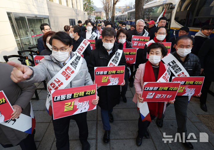 [서울=뉴시스] 김진아 기자 = 국민의힘 윤상현 의원을 비롯한 기독인회 의원들과 한국사 강사 전한길 씨가 14일 서울 종로구 헌법재판소 앞에서 '탄핵 각하 길' 걷기 기자회견을 마친 뒤 헌재 주변을 걷고 있다. 2025.03.14. bluesoda@newsis.com