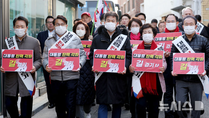 [서울=뉴시스] 김진아 기자 = 국민의힘 윤상현 의원을 비롯한 기독인회 의원들과 한국사 강사 전한길 씨가 지난 14일 서울 종로구 헌법재판소 앞에서 '탄핵 각하 길' 걷기 기자회견을 마친 뒤 헌재 주변을 걷고 있다. 2025.03.14. bluesoda@newsis.com