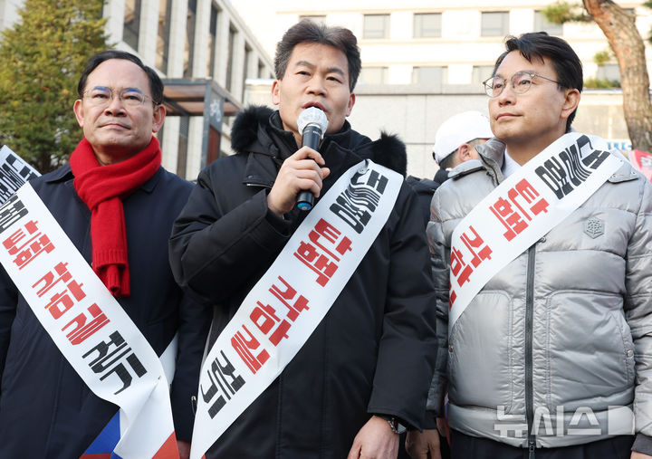 [서울=뉴시스] 김진아 기자 = 한국사 강사 전한길 씨가 14일 서울 종로구 헌법재판소 앞에서 열린 '국민의힘 기독인회 의원, 탄핵 각하 길' 걷기 기자회견에서 발언하고 있다. 2025.03.14. bluesoda@newsis.com