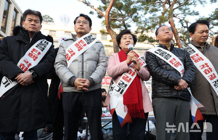 [서울=뉴시스] 김진아 기자 = 조배숙 국민의힘 의원이 14일 서울 종로구 헌법재판소 앞에서 열린 '국민의힘 기독인회 의원-한국사 강사 전한길, 탄핵 각하 길' 걷기 기자회견에서 발언하고 있다. 2025.03.14. bluesoda@newsis.com