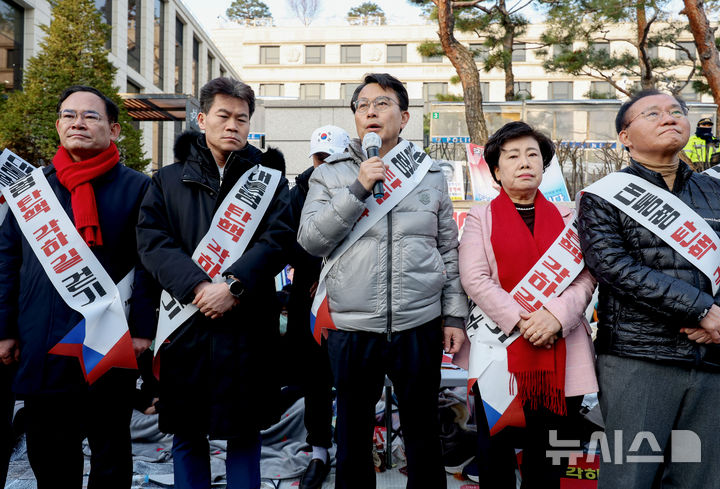 [서울=뉴시스] 김진아 기자 = 윤상현 국민의힘 의원이 지난 14일 서울 종로구 헌법재판소 앞에서 열린 '국민의힘 기독인회 의원-한국사 강사 전한길, 탄핵 각하 길' 걷기 기자회견에서 발언하고 있다. 2025.03.14. bluesoda@newsis.com