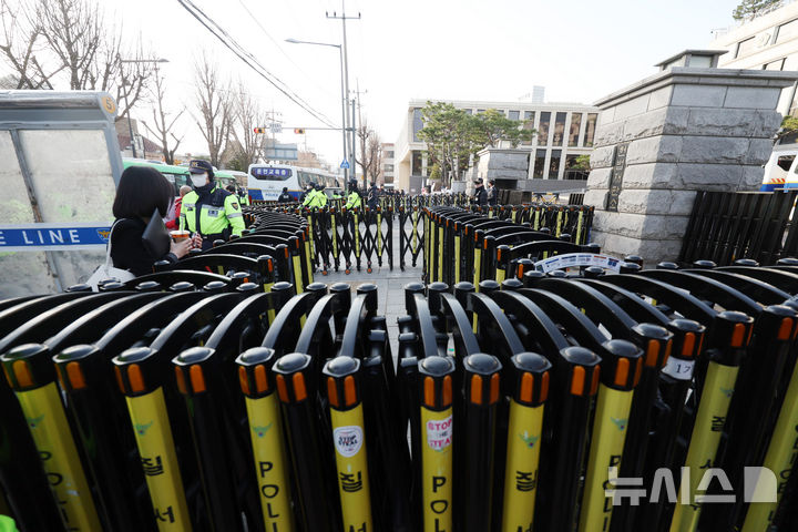 [서울=뉴시스] 김진아 기자 = 윤석열 대통령 탄핵 심판 선고를 앞둔 14일 서울 종로구 헌법재판소 앞에 차단벽이 설치돼 있다. 2025.03.14. bluesoda@newsis.com