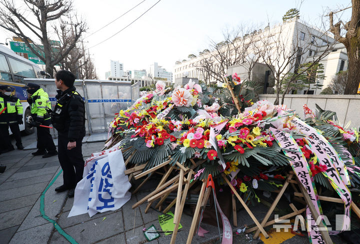 [서울=뉴시스] 김진아 기자 = 윤석열 대통령 탄핵 심판 선고를 앞둔 14일 서울 종로구 헌법재판소 앞에서 경찰들이 경계근무를 서고 있다. 2025.03.14. bluesoda@newsis.com