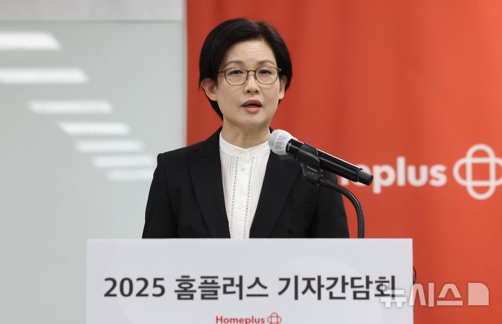 [서울=뉴시스] 추상철 기자 = 조주연 홈플러스 사장이 14일 오전 서울 강서구 홈플러스 본사에서 열린 기자간담회에서 최근 기업회생절차와 관련한 회사의 입장을 발표하고 있다. 2025.03.14. scchoo@newsis.com