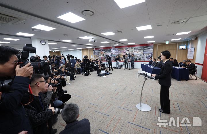 [서울=뉴시스] 추상철 기자 = 조주연 홈플러스 사장이 14일 오전 서울 강서구 홈플러스 본사에서 열린 기자간담회에서 최근 기업회생절차와 관련한 회사의 입장을 발표하고 있다. 2025.03.14. scchoo@newsis.com