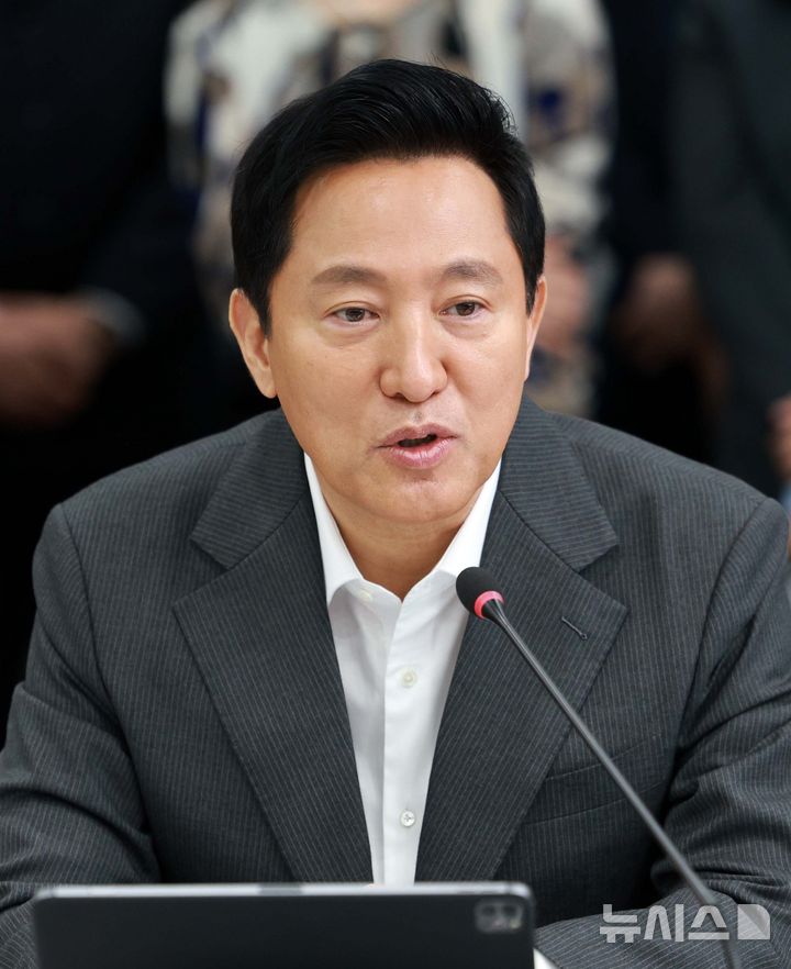 [서울=뉴시스] 고범준 기자 = 오세훈 서울시장이 14일 서울 중구 서울시청 영상회의실에서 열린 자립준비청년 자립지원 민관협력 네트워크 구축 협약식에서 인사말을 하고 있다. 2025.03.14. bjko@newsis.com
