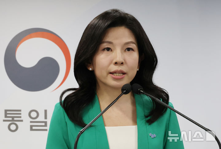 [서울=뉴시스] 김명원 기자 = 김인애 통일부 부대변인이 14일 오전 서울 종로구 정부서울청사에서 현안 관련 정례브리핑에서 김정욱-김국기-최춘길 선교사 즉각 석방 촉구’에 대한 유엔인권이사회 ‘자의적 구금에 관한 실무그룹’(Working Group on Arbitrary Detention) 의견서 채택 관련 통일부 대변인 성명을 발표하고 있다. 2025.03.14. kmx1105@newsis.com