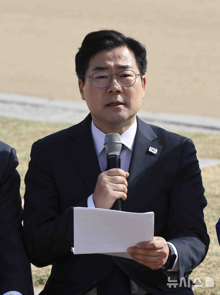 [서울=뉴시스] 김근수 기자 = 박찬대 더불어민주당 원내대표와 최고위원들이 14일 오전 서울 광화문 인근에서 헌정질서 민주수호 최고위원회의를 하고 있다. 2025.03.14. ks@newsis.com