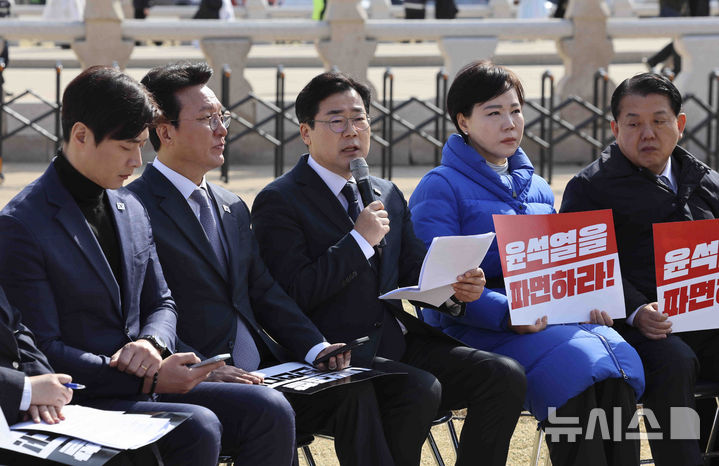 [서울=뉴시스] 김근수 기자 = 박찬대 더불어민주당 원내대표와 최고위원들이 14일 오전 서울 광화문 인근에서 최고위원회의를 하고 있다. 2025.03.14. ks@newsis.com