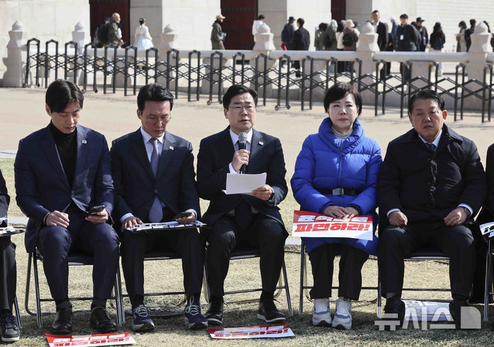 [서울=뉴시스] 김근수 기자 = 박찬대 더불어민주당 원내대표와 최고위원들이 14일 오전 서울 광화문 인근에서 최고위원회의를 하고 있다. 2025.03.14. ks@newsis.com