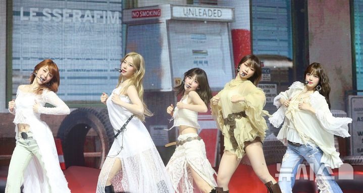 [서울=뉴시스] 김혜진 기자 = 그룹 르세라핌이 14일 오전 서울 광진구 예스24라이브홀에서 열린 다섯 번째 미니앨범 'HOT(핫)' 발매 기념 쇼케이스에서 무대를 선보이고 있다.  타이틀곡 'HOT'은 록(Rock)과 디스코(Disco)를 가미한 팝 장르의 곡이다. 2025.03.14. jini@newsis.com