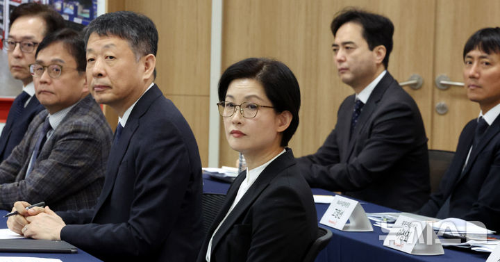 [서울=뉴시스] 추상철 기자 = 조주연(오른쪽부터) 홈플러스 사장과 김광일 홈플러스 공동대표(MBK 부회장) 등이 14일 오전 서울 강서구 홈플러스 본사에서 열린 기자간담회에 참석해 있다. 2025.03.14. scchoo@newsis.com