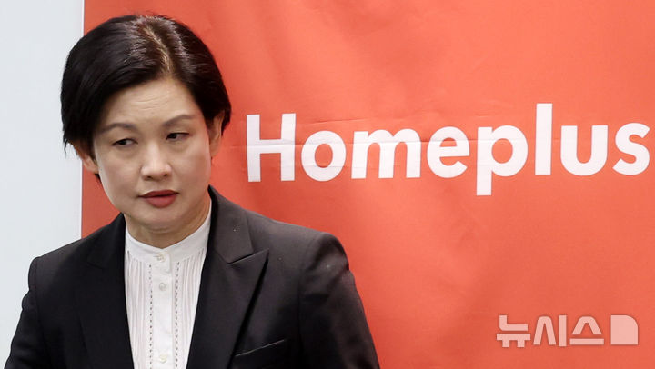 [서울=뉴시스] 추상철 기자 = 조주연 홈플러스 사장이 14일 오전 서울 강서구 홈플러스 본사에서 열린 기자간담회에 참석하고 있다. 2025.03.14. scchoo@newsis.com