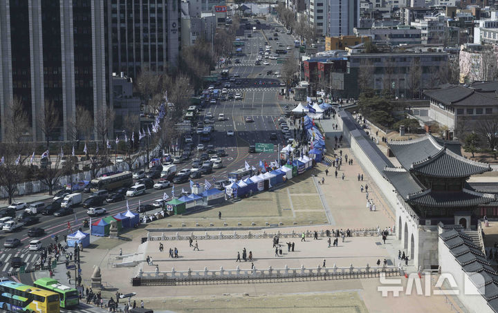 [서울=뉴시스] 김근수 기자 = 윤석열 대통령 탄핵 심판 선고를 앞둔 가운데 14일 오전 서울 광화문 서십자각 인근에 윤 대통령 탄핵을 촉구하는 농성 텐트가 설치돼 있다. 2025.03.14. ks@newsis.com