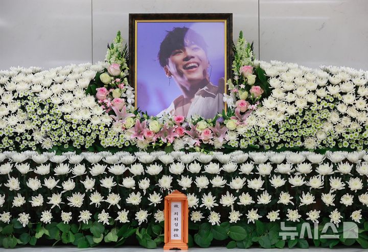 [서울=뉴시스] 사진공동취재단 = 14일 서울 강남구 삼성서울병원 장례식장에 고(故) 휘성의 빈소가 마련돼 있다. 2025.03.14. photo@newsis.com