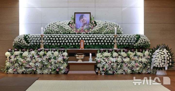 [서울=뉴시스] 사진공동취재단 = 14일 서울 강남구 삼성서울병원 장례식장에 고(故) 휘성의 빈소가 마련돼 있다. 2025.03.14. photo@newsis.com