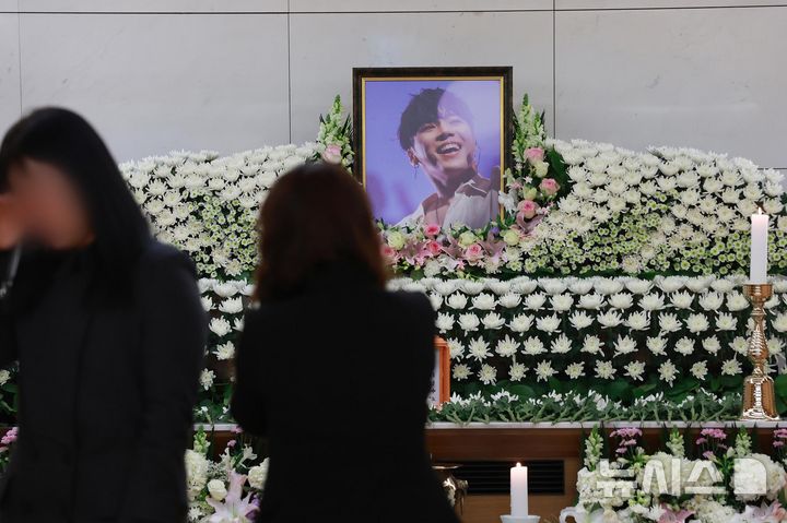 [서울=뉴시스] 사진공동취재단 = 14일 서울 강남구 삼성서울병원 장례식장에 마련된 고(故) 휘성의 빈소에 조문객들의 발길이 이어지고 있다. 2025.03.14. photo@newsis.com