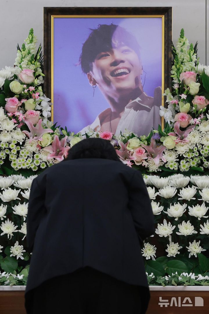 [서울=뉴시스] 사진공동취재단 = 14일 서울 강남구 삼성서울병원 장례식장에 마련된 고(故) 휘성의 빈소를 찾은 조문객이 조문하고 있다. 2025.03.14. photo@newsis.com