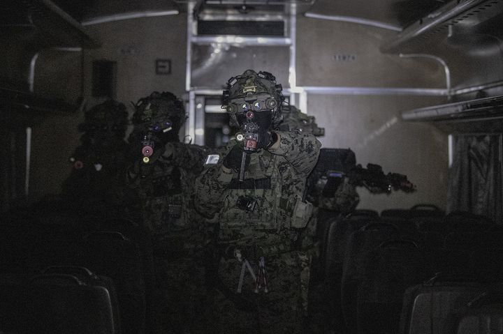 [서울=뉴시스] 육군특수전사령부는 2025년 FS/TIGER의 일환으로 지난 10일부터 13일까지 경기도 광주 특주전학교 훈련장 일대에서 '한미연합 특수타격훈련'을 실시했다.한미 양국군 장병 250여 명과 한미연합 항공자산 16대가 투입된 이번 훈련은 특수임무대원들의 공세적 특수타격능력을 강화하기 위해 계획되었다. 사진은 13일 야간 특수타격 FTX 간 한미연합 공중자산을 이용해 침투한 특수임무대원들이 대항군을 격멸하고 목표시설을 확보하고 있는 모습. (사진=육군 제공) 2025.03.14. photo@newsis.com *재판매 및 DB 금지