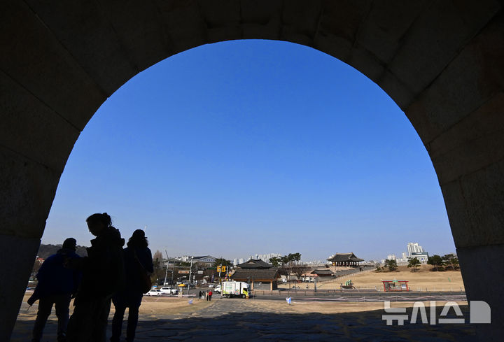 [수원=뉴시스] 김종택 기자 = 14일 경기도 수원시 팔달구 창룡문 위로 파란 하늘이 드러나고 있다. 2025.03.14. jtk@newsis.com