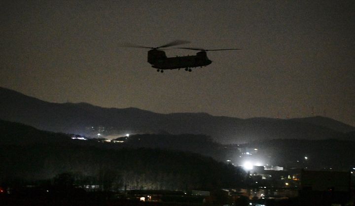 [서울=뉴시스] 육군특수전사령부는 2025년 FS/TIGER의 일환으로 지난 10일부터 13일까지 경기도 광주 특주전학교 훈련장 일대에서 '한미연합 특수타격훈련'을 실시했다.한미 양국군 장병 250여 명과 한미연합 항공자산 16대가 투입된 이번 훈련은 특수임무대원들의 공세적 특수타격능력을 강화하기 위해 계획되었다. 사진은 13일 야간 특수타격 FTX 간 특수임무대원들이 탑승한 치누크 헬기(CH-47)가 목표지역을 향해 공중기동하고 있는 모습. (사진=육군 제공) 2025.03.14. photo@newsis.com *재판매 및 DB 금지