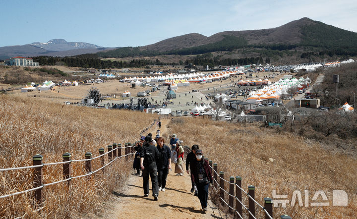 [제주=뉴시스] 우장호 기자 = 제주들불축제가 열린 14일 제주시 애월읍 봉성리 새별오름에 도민과 관광객들의 발걸음이 이어지고 있다. 2025.03.14. woo1223@newsis.com