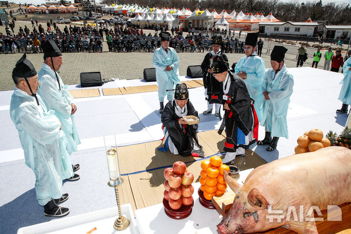 [제주=뉴시스] 우장호 기자 = 2025 제주들불축제 첫째 날인 14일 오후 제주시 애월읍 봉성리 새별오름 주무대에서 초헌관인 김완근 제주시장이 축제의 무사 안녕을 기원하는 희망기원제를 봉행하고 있다. 2025.03.14. woo1223@newsis.com