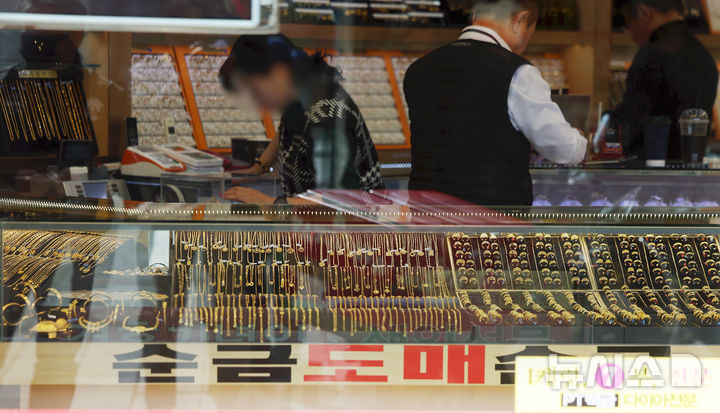 [서울=뉴시스] 홍효식 기자 = 국제 금값이 온스 당 3000달러를 돌파하며 사상 최고치를 경신한 14일 서울 종로구 한 귀금속 매장에 금이 진열되어 있다.대내외 불확실성이 커진 상황에서 안전 자산을 찾는 투자자들이 급증한 결과로 풀이된다. 2025.03.14. yesphoto@newsis.com