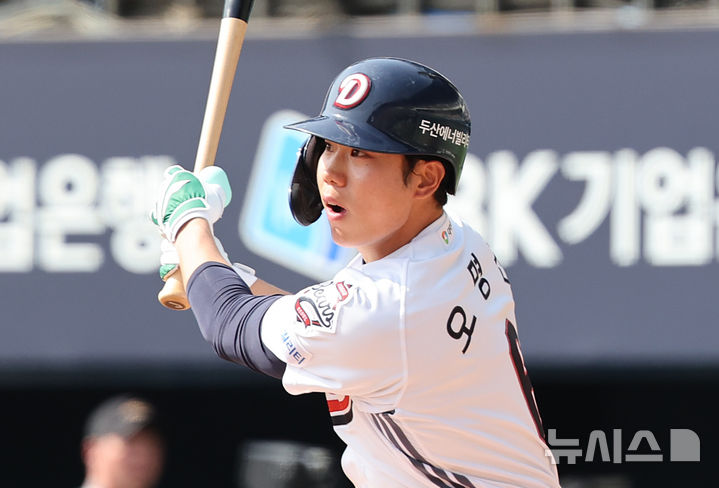 [서울=뉴시스] 김금보 기자 = 14일 오후 서울 송파구 잠실야구장에서 열린 2025 프로야구 두산 베어스와 KIA 타이거즈의 시범경기, 4회말 무사 1,3루 두산 오명진이 1타점 동점 1루타를 치고 있다. 2025.03.14. kgb@newsis.com