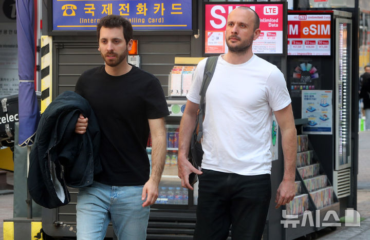 [서울=뉴시스] 김혜진 기자 = 서울 중구 명동거리에 외국인 관광객이 걷고 있다. (사진=뉴시스DB) jini@newsis.com