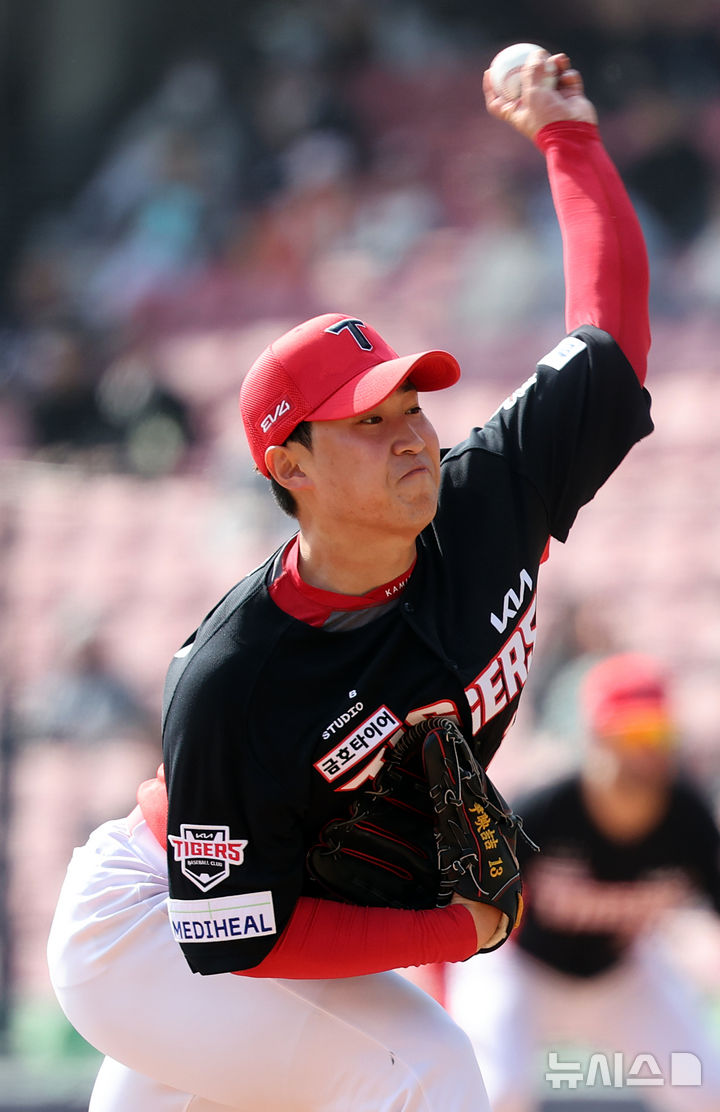 [서울=뉴시스] 김금보 기자 = 14일 오후 서울 송파구 잠실야구장에서 열린 2025 프로야구 두산 베어스와 KIA 타이거즈의 시범경기, 5회말 KIA 윤영철이 공을 던지고 있다. 2025.03.14. kgb@newsis.com